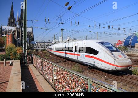 KÖLN, DEUTSCHLAND - 22. SEPTEMBER 2020: Intercity-Zug der Deutschen Bahn ab Hauptbahnhof in Köln. Stockfoto