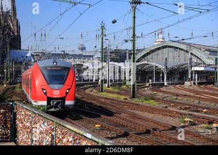 KÖLN, DEUTSCHLAND - 22. SEPTEMBER 2020: Regionalzug der Deutschen Bahn ab Hauptbahnhof in Köln. Stockfoto