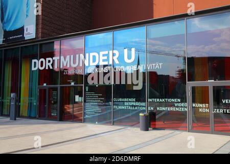 DORTMUND, DEUTSCHLAND - 16. SEPTEMBER 2020: Dortmunder U (U-Turm), ein ehemaliges Brauereigebäude, das zum Museum und Kunstzentrum umgebaut wurde Stockfoto