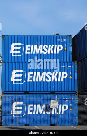 PORTLAND, ME -7 AUG 2020- Blick auf Stapel von Transportcontainern des Frachttransportunternehmens Eimskip im Hafen von Portland, Maine, USA. Stockfoto