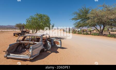 Eine Jeep-Tour durch Namibia, Wildtiere, Land und Menschen. Autowrack bei Solitaire. Stockfoto