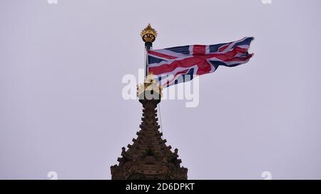 Nahaufnahme von British Union Jack, der Nationalflagge von Großbritannien, winkt im starken Wind auf der Spitze des Victoria Tower, Palace of Westminster. Stockfoto