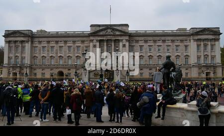 London, UK - 11/24/2018: Aktivisten der globalen Umweltbewegung Extinction Rebellion (XR) protestieren vor dem Buckingham Palace. Stockfoto