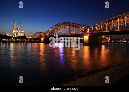 Kölner City Night Skyline, Deutschland. Rhein, Hohenzollernbrücke und Dom. Stockfoto