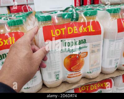 Puilboreau, Frankreich - 14. Oktober 2020:Packung Tropicana Orangensaft, der von einem Mann im Supermarktwagen deponiert wurde Stockfoto