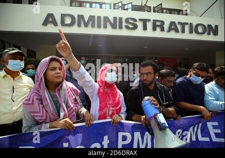 Mitglieder der Vereinigung für paramedizinisches Personal veranstalten am Freitag, den 16. Oktober 2020, eine Protestdemonstration für die dauerhafte Gesundheitsrisikozulage im Jinnah Krankenhaus in Karachi. Stockfoto