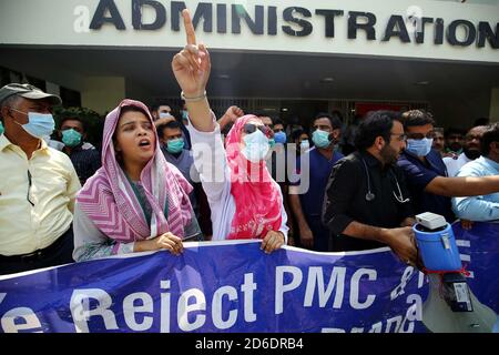 Mitglieder der Vereinigung für paramedizinisches Personal veranstalten am Freitag, den 16. Oktober 2020, eine Protestdemonstration für die dauerhafte Gesundheitsrisikozulage im Jinnah Krankenhaus in Karachi. Stockfoto