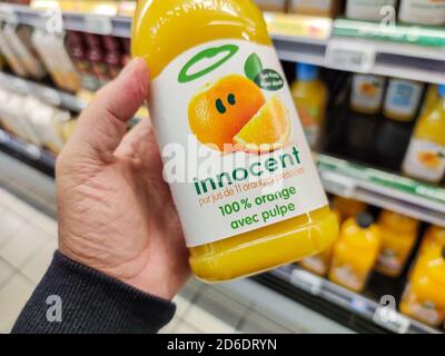 Puilboreau, Frankreich - 14. Oktober 2020:Nahaufnahme von man Hand beim Kauf eines unschuldigen alkoholfreien Getränks im französischen Supermarkt Stockfoto