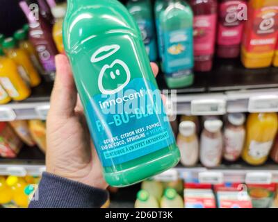 Puilboreau, Frankreich - 14. Oktober 2020:Nahaufnahme der Hand des Mannes, der unschuldige Softdrink Guava, grüne Baumwolle, Apfel, Kokoswasser kauft, spirulinar ('goyave, c Stockfoto