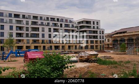 Dresden, Deutschland - 06/16/2018: Frontansicht des fast abgeschlossenen Neubauprojekts 'Palais am Herzogin Garten' (123 Mietwohnungen) in Dresden. Stockfoto