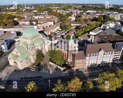 Essen Stadt im Ruhrgebiet, Deutschland. Luftaufnahme der Alten Synagoge und Friedenskirche. Stockfoto