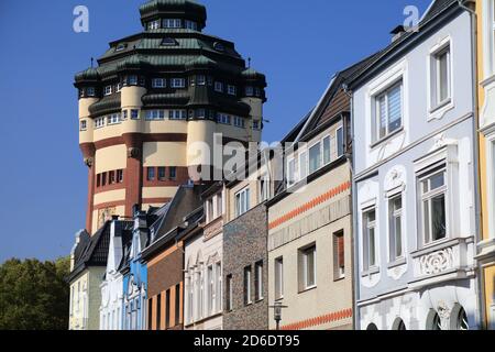 Mönchengladbach Stadt in Deutschland. Blick auf die Straße mit monumentalem Wasserturm. Stockfoto