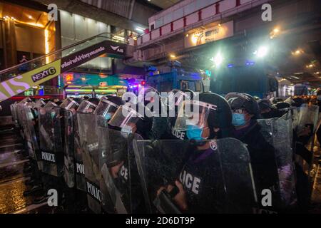 Bangkok, Bangkok, Thailand. Oktober 2020. An einem dritten Tag in Folge versammelten sich Tausende von Prodemokratie-Demonstranten in Bangkok. Massen von Demonstranten besetzten die normalerweise geschäftige Kreuzung Pathumwan, blockierten den Verkehr und hörten den Lautsprechern zu. Nach mehreren Stunden kamen Hunderte von Polizisten, um das Gebiet zusammen mit Wasserfahrzeugen zu räumen. Nach einer kurzen Abtastung entfesselte die Polizei die Wasserstöcke auf die Demonstranten, sprühte sowohl normales Wasser als auch blaugefärbtes Wasser, das mit einem chemischen Reizmittel übersät war und die Massen zur Flucht veranlagte. Kredit: Adryel Talamantes/ZUMA Wire/Alamy Live Nachrichten Stockfoto