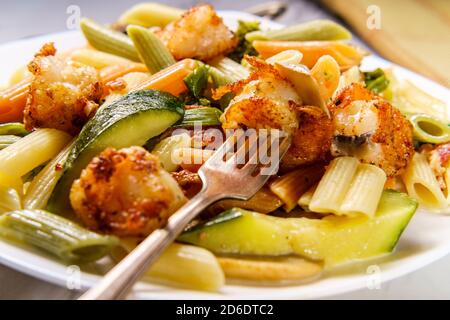 Garnelen Primavera mit Trikolore Penne in einer Weißweinsauce Stockfoto