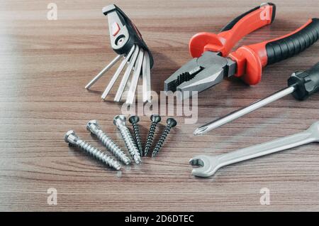 Handwerkzeuge auf einem Holztisch Werkzeug Renovierung. Stockfoto