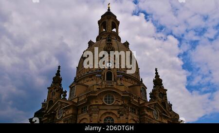 Dresden, Deutschland - 06/16/2018: Spitze der berühmten Kirche Dresden Frauenkirche, ursprünglich im 18. Jahrhundert gebaut. Stockfoto