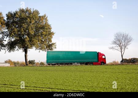 LKW auf einer Landstraße Stockfoto