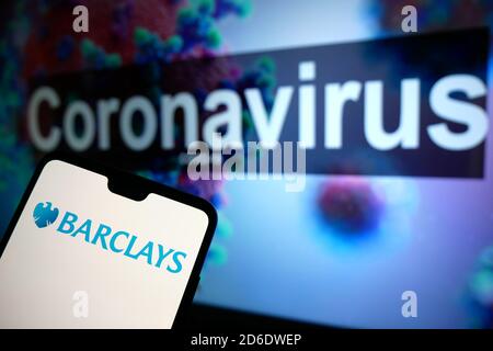 Das Barclays-Logo auf einem Mobiltelefon mit einem illustrativen Modell des Coronavirus, das auf einem Monitor im Hintergrund angezeigt wird. Stockfoto