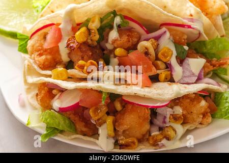 Knuspriger gebratener Boomboom kreischen Tacos mit Reis Stockfoto