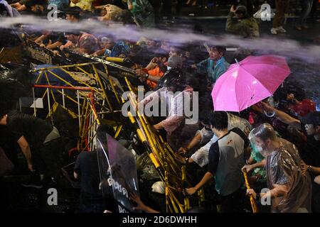 Bangkok, Thailand. Oktober 2020. Die Polizei benutzt Wasserwerfer, um während einer regierungsfeindlichen Kundgebung in Bangkok prodemokratische Demonstranten zu zerstreuen. Pro-demokratische Demonstranten nehmen an einer Kundgebung gegen die royalistische Elite und die vom Militär unterstützte Regierung Teil, die politische und monarchistische Reformen fordert. (Foto von Vichan Poti/Pacific Press) Quelle: Pacific Press Media Production Corp./Alamy Live News Stockfoto