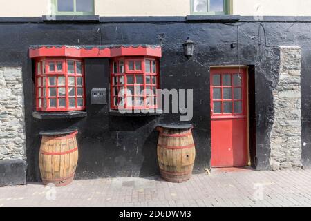 Bartische vor einem Pub, Cliffs of Moher, Irland Stockfoto