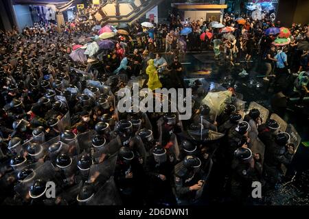 Bangkok, Thailand. Oktober 2020. Die Polizei benutzt Wasserwerfer, um während einer regierungsfeindlichen Kundgebung in Bangkok prodemokratische Demonstranten zu zerstreuen. Pro-demokratische Demonstranten nehmen an einer Kundgebung gegen die royalistische Elite und die vom Militär unterstützte Regierung Teil, die politische und monarchistische Reformen fordert. (Foto von Vichan Poti/Pacific Press) Quelle: Pacific Press Media Production Corp./Alamy Live News Stockfoto