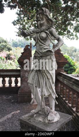 Balinesische Steinstatue des Dämons auf einem Sockel bei Titra Gangga, Wasserpalast in Bali, Indonesien Stockfoto