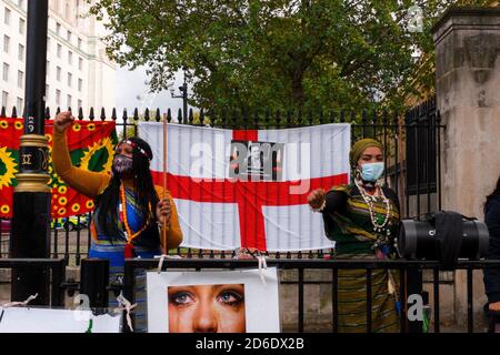 FRAUEN PROTESTIEREN GEGEN DIE DIKTATUR DER ÄTHIOPISCHEN REGIERUNG, GEGENÜBER DOWNING STREET, WESTMINSTER, LONDON, GROSSBRITANNIEN - 15. OKTOBER 2020 Stockfoto