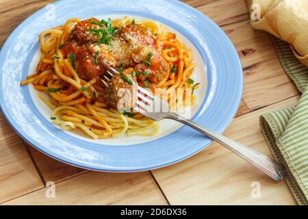 Hausgemachte italienische Spaghetti und Frikadellen mit Parmesan und Petersilie geschnitten Stockfoto