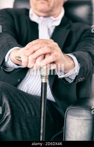 Rentner mit Gehstock, sitzend, Nahaufnahme, Detail Stockfoto