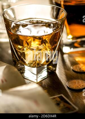 Glas Whisky, Bücher und Tagebuch spät in der Nacht Stockfoto