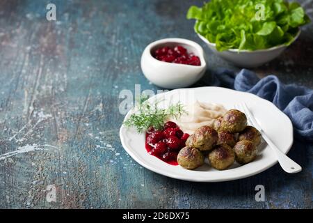 Fleischbällchen mit Cranberry-Sauce und Kartoffelpüree oder Blumenkohl, selektiver Fokus Stockfoto