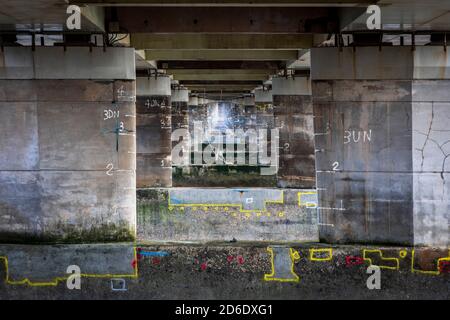 Betonstützen für die Tay Road Bridge, die von Dundee nach Newport auf Tay, Dundee, Angus, Schottland, Großbritannien führt Stockfoto