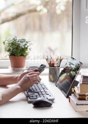 Frau hält ein Telefon, Telearbeit von zu Hause Konzept Stockfoto