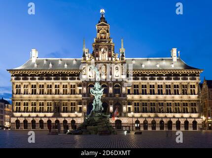 Belgien, Antwerpen, Grote Markt, Rathaus, Brabo-Brunnen, am Abend Stockfoto