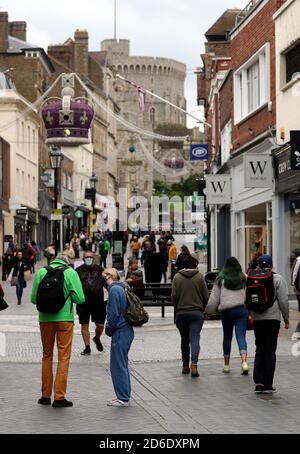 Käufer auf der Peascod Street in Windsor, Berkshire, nachdem der Royal Borough of Windsor und der Maidenhead council darum gebeten hatten, von einem mittleren Risiko auf ein hohes Risiko umgestellt zu werden. Nach steigenden Coronavirus-Fällen und Krankenhauseinweisungen wurde ein neues dreistufiges Alarmniveau für England eingeführt. Stockfoto