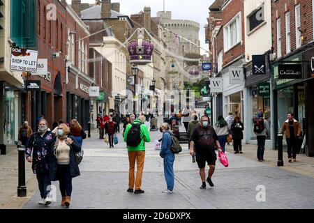 Käufer auf der Peascod Street in Windsor, Berkshire, nachdem der Royal Borough of Windsor und der Maidenhead council darum gebeten hatten, von einem mittleren Risiko auf ein hohes Risiko umgestellt zu werden. Nach steigenden Coronavirus-Fällen und Krankenhauseinweisungen wurde ein neues dreistufiges Alarmniveau für England eingeführt. Stockfoto