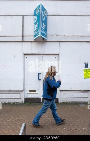 An Bord der Geschäfte auf der Christchurch Road im Vorort Boscombe von Bournemouth. Die Geschäfte in der Gegend haben seit vielen Jahren Schwierigkeiten, zu überleben, da der Touristenhandel weggefallen ist und seit der Entwicklung eines großen Einkaufszentrums am Rande der Stadt, das viele kostenlose Parkplätze hat. 29. Januar 2015. Foto: Neil Turner Stockfoto