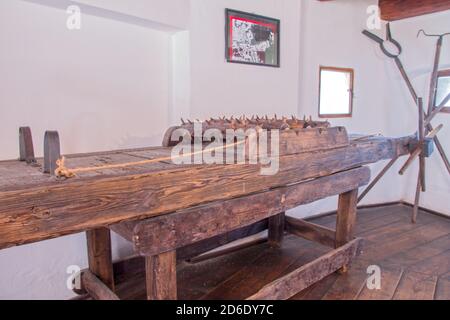 Spiky Stretching Foltergerät in Dracula Burg, auch genannt das Rack. Handbuchhandbuchbild Handgelenk und Knöchel mit Seilen gebunden und langsam gestreckt. Stockfoto