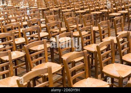 Leere Stühle in einer Kirche Stockfoto