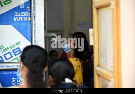 Guwahati, Assam, Indien. Oktober 2020. Ein Gesundheitsarbeiter nimmt nasalen Tausch von einer Frau, um COVID -19 Virus während Unlock 5 zu testen, während andere warten, bis sie an der Reihe COVID -19 in Guwahati Assam Indien am Freitag, 16. Oktober 2020 testen. Quelle: Dasarath Deka/ZUMA Wire/Alamy Live News Stockfoto