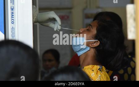 Guwahati, Assam, Indien. Oktober 2020. Ein Gesundheitshelfer nimmt nasalen Tausch von einer Frau, um COVID-19-Virus während Unlock 5 in Guwahati Assam Indien am Freitag, 16. Oktober 2020 zu testen. Quelle: Dasarath Deka/ZUMA Wire/Alamy Live News Stockfoto