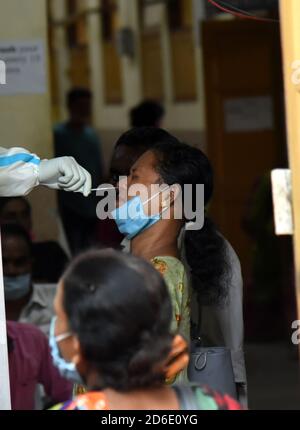 Guwahati, Assam, Indien. Oktober 2020. Ein Gesundheitsarbeiter nimmt nasalen Tausch von einer Frau, um COVID -19 Virus während Unlock 5 zu testen, während andere warten, bis sie an der Reihe COVID -19 in Guwahati Assam Indien am Freitag, 16. Oktober 2020 testen. Quelle: Dasarath Deka/ZUMA Wire/Alamy Live News Stockfoto