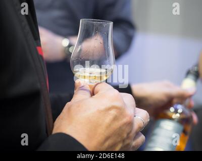 Hand hält ein Whisky Tasting Glas Stockfoto