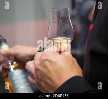 Hand hält ein Whisky Tasting Glas Stockfoto