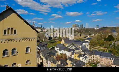 Blick über die Unterstadt Grund mit der Abtei Neumünster auf das Kirchberg-Plateau, Luxemburg-Stadt, Großherzogtum Luxemburg Stockfoto