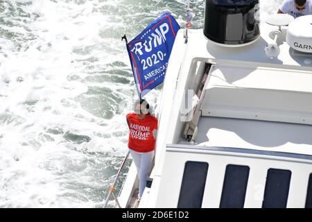 Miami, FL, USA. Oktober 2020. Hunderte von Booten tauchten für eine massive Unterstützungsbegebung auf, selbst im strömenden Regen, als der Sohn des Präsidenten Eric Trump und seine Frau Lara am 15. Oktober eine Pro-Trump-Flottillen-Kundgebung in Miami, Florida, anführten. 2020 nur 19 Tage vor der Wahl war die Wahlbeteiligung massiv und im strömenden Regen Credit: Hoo Me/Media Punch/Alamy Live News Stockfoto