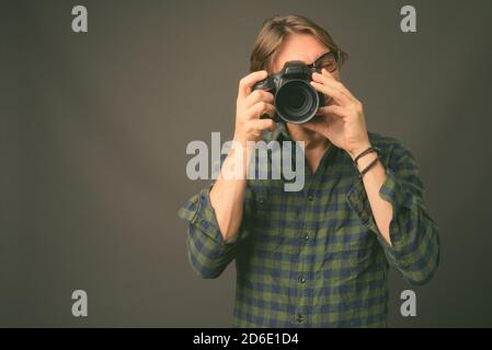 Reifen gutaussehenden italienischen Mann gegen grauer Hintergrund Stockfoto