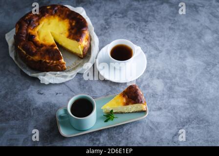 Käsekuchen mit zwei Tassen Kaffee. Speicherplatz kopieren. Speicherplatz kopieren. Draufsicht. Stockfoto