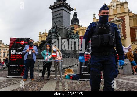 Polnische konservative Bürger mit Gesichtsmasken warten auf Menschen, die während der Kundgebung einen STOPP-LGBT-Gesetzesentwurf unterschreiben. Das Projekt #StopLGBT hat zum Ziel, dem parlament einen Gesetzesvorschlag zum Verbot von LGBT-Paraden und Bildung im Land vorzulegen. Stockfoto